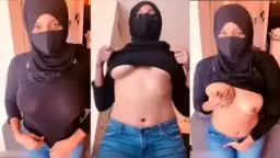 Cewek Berjilbab Hitam Tergoda Meremas Payudaranya