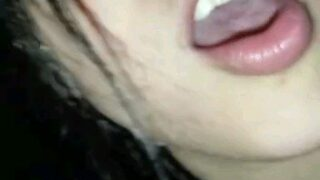 Gadis Cantik Dengan Payudara Kendur Naik Di Atas Batang