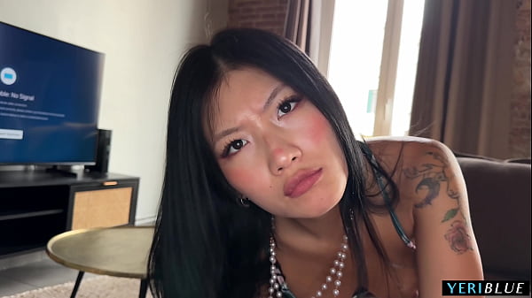 Aku Lihat Adik Tiriku Orang Cina Lagi Kirim Foto Bugil!