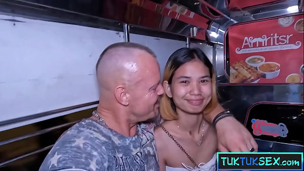 Gadis Thailand Mungil Digoyang Di Tuk-tuk Pattaya