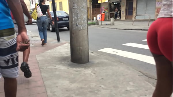 Morena Montok Indo Menggoyang Pantatnya Di Kamar Motel.