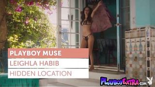 Leighla Habib, Si Arab Seksi, Tersenyum Genit Sambil Telanjang Dan Mandi Basah-basahan