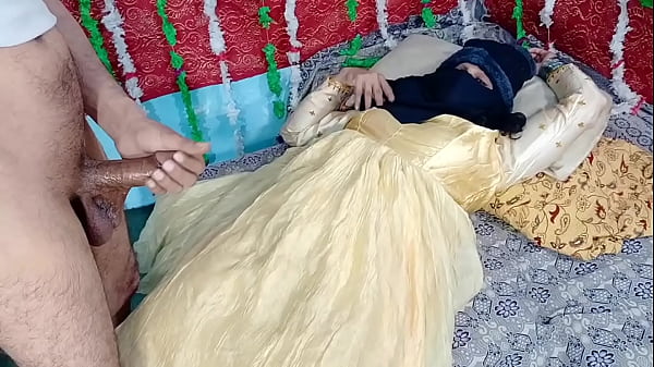 Gadis India Berpakaian Kuning Dikentut Memeknya Dengan Keras Oleh Kontol Besar Pria India Di Video Porno Xvideos