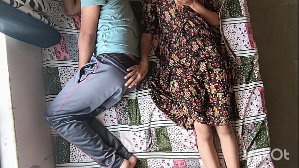 Bhabhi Shivani Yang Genit Menggoda Devar Tidur Lalu Naiki Dia Dengan Pose Amazon Yang Panas.