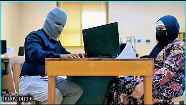 Istri Berhijab Yang Alim Ternyata Doyan Digoyang Vibrator Oleh Teman Kantor Yang Jadi Selingkuhannya.
