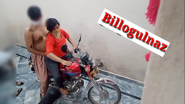 Teman Goyang Ganas Di Atas Motor Dengan Suara Hindi Yang Menggairahkan