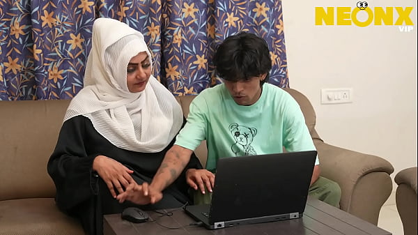 Gadis Berhijab Ketahuan Sedang Memuaskan Nafsu Oleh Kakak Tirinya