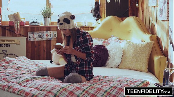 Kaget! Ayu Shyla Ryder Dihamili Ayah Tiri Dengan Sperma Panas Di Memeknya
