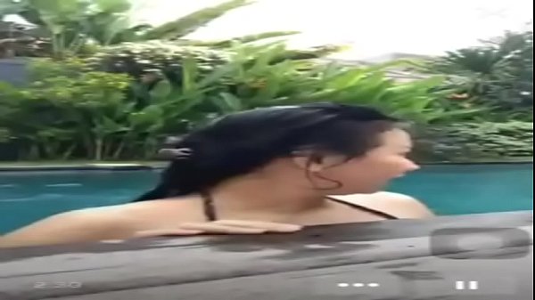 Bercinta Di Kolam Renang Sambil Live Streaming