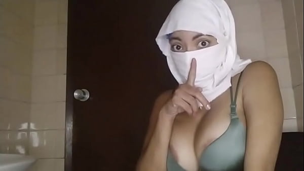 Istri Muslim Arab Tersesat Menggairahkan, Mengocok Memek Basah Dan Muncrat Diam-diam Saat Suami Pergi