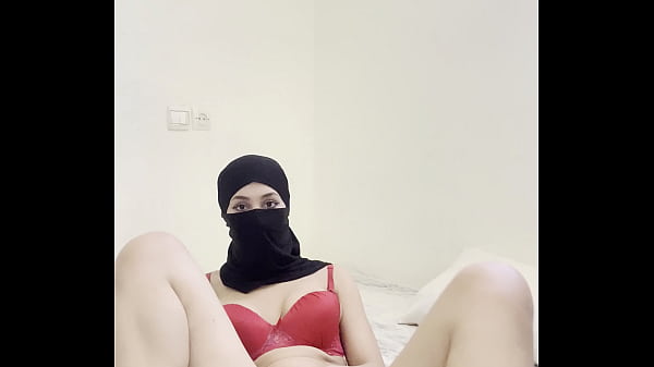 Gadis Arab Berhijab Nikab Menggoda Dirinya, Mainkan Memek, Gosok Klitoris, Fantasi Erotis Muslimah Sendiri