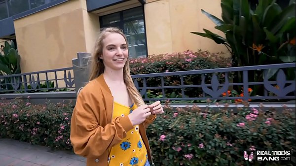 Remaja Nyata – Gadis Rusia Mungil Dihajar Vagina Sempitnya Sampai Melebar