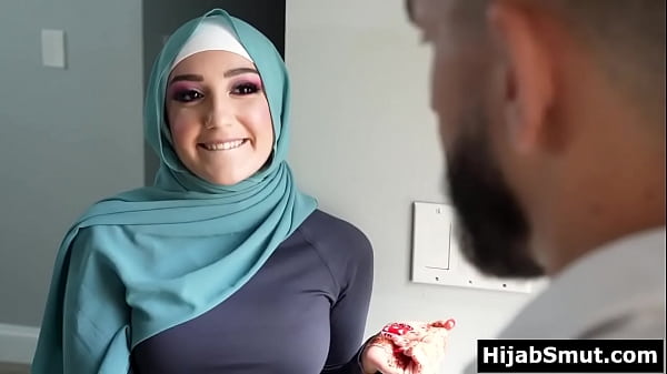 Gadis Muslimah Muda Digembleng Pelatih Sepak Bolanya