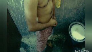 Kakak Ipar Menangkap Adik Ipar Lagi Asyik Mengocok Di Kamar Mandi