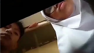 Skandal Mesum Di Kelas: Sepasang Abg Sekolah Diam-diam Main Grepe
