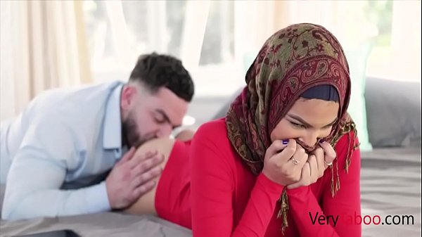 Maya Farrell: Gara-gara Hijab, Adik Tiriku Yang Masih Perawan Jadi Tergoda