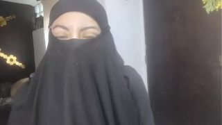 Istri Arab Amatir Yang Menggairahkan Mencucurkan Cairan Pada Niqab Sambil Bermasturbasi Saat Suami Sedang Shalat