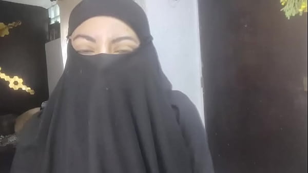 Istri Arab Amatir Yang Menggairahkan Mencucurkan Cairan Pada Niqab Sambil Bermasturbasi Saat Suami Sedang Shalat