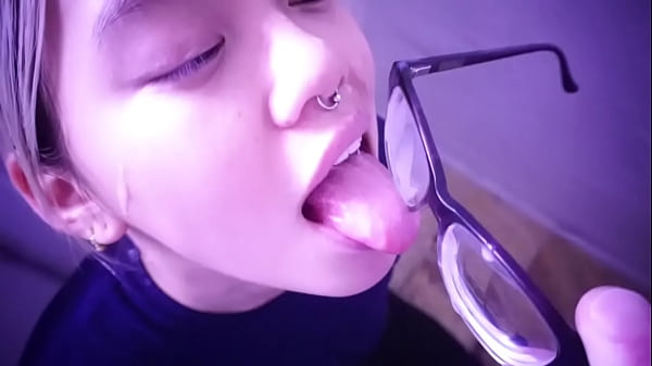 Gadis Asia Genit Nunggu Tuannya; Dia Jilatin Bekas Sperma Di Kacamatanya. Video Lengkapnya Di Sabelarsene.com