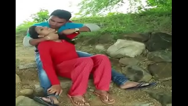 Desi Ngesek Lidah Ganas Sambil Meremas Payudara Penuh Nafsu