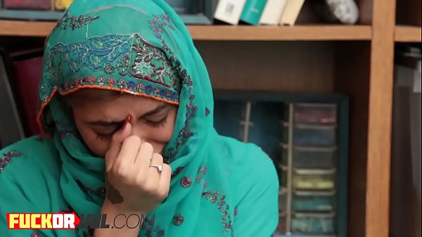Perwira Nakal Menyuapi Pemuda Arab Dengan Sosis Berdenyut Menggoda
