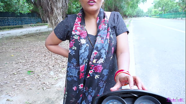 Bhabhi Mesum India Melayani Klien Di Pinggir Jalan, Dientot Keras Dari Belakang Dengan Suara Erang Bahasa Hindi.