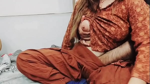 Ibu Tiri Pakistan Ngentot Dubur Di Depan Suami Sementara Iris Sayur Dengan Suara Hindi Yang Panas