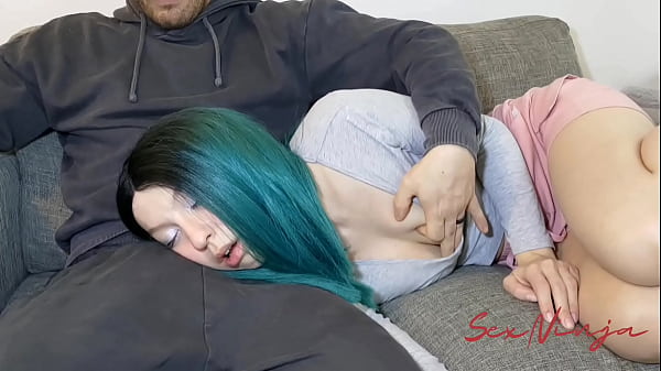 Hanya Ingin Rebah Di Pangkuan Kakak Tiriku Untuk Tidur Siang
