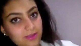 Buka-bukaan Gaya Bhabhi, Goyang Panas Sendirian