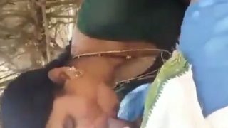 Gadis Desa India Ngocok Di Alam Terbuka