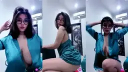 Ica Kane, Belahan Susunya Bikin Meleleh