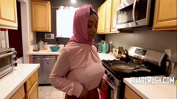 Goyangannya Bikin Hijab Goyang-goyang, Lily Starfire Curvy Item Bikin Ngilu.