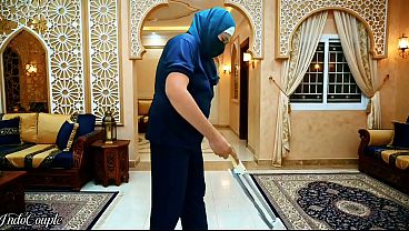 Pembantu Rumah Tangga Pakai Hijab Disuruh Ngentot Mulut Sama Majikan Sampai Tumpahin Mani
