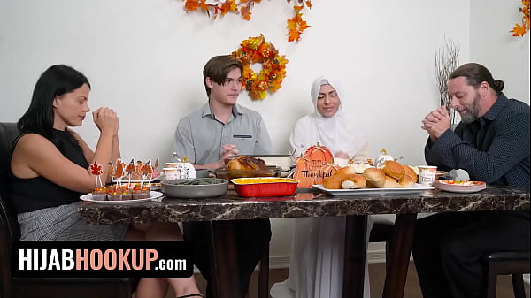 Audrey Royal, Muslimah Seksi, Rayakan Thanksgiving Dengan Bercinta Liar Di Atas Meja – Goyangan Hijab