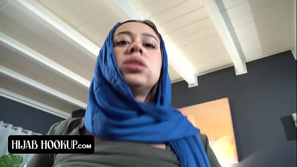 Nakal Betul Si Arab Ini, Ngentot Mulut Sama Kontol Kakak Tiri Biar Rahasia Mereka Nggak Bocor Ke Ortu Tiri Yang Galak.