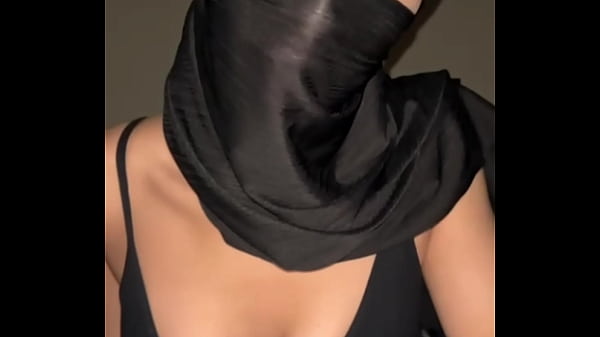 Arab Muslimah Hijab, Montok Banget, Bikin Ngiler