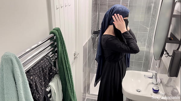 Astaga, Baru Tahu Cewek Arab Bisa Segitu Berani. Gue Lihat Cewek Muslim Berjilbab Lagi Asyik Sendiri Di Kamar Mandi.