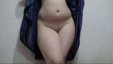 Gadis Indonesia Berdandan Biru, Jongkok Sambil Menggoda