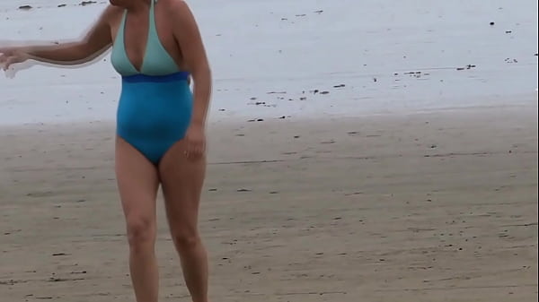 Mencukur Bulu Kemaluanku Di Pantai, Lalu Telanjang Dan Masturbasi Sebelum Akhirnya Kutempeli Kakak Iparku.