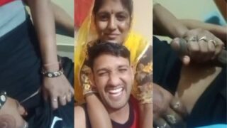 Ibu Mertua Montok Ngocok Kontol Ipar Sambil Nonton Bokep Desa Rajasthan.