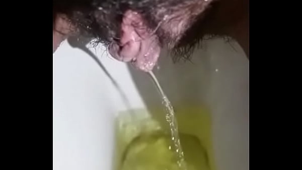 Cewek India Ngepiss Sambil Crot Di Lantai