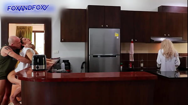 Hampir Ketahuan Pas Ngentot Pantat Sambil Creampie Anal Di Dapur Dekat Mertua Yang Lagi Masak Sarapan