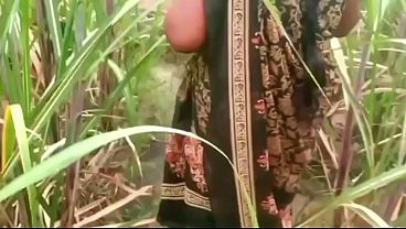 Ibu Tiri Dan Anak Tiri Ngentot Di Luar Rumah Di Kampung, Basah Kuyup Kena Tanah.