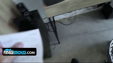 Anak Tiri Cewek Latin Menggoda Bapak Tirinya Pakai Tubuh Montok Yang Bikin Ngiler.