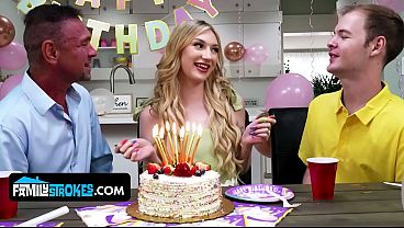 Anak Tiri Mungil Berdada Alami, Daisy Lavoy, Menggoda Dan Naik Ke Atas Bokong Ayah Tirinya.