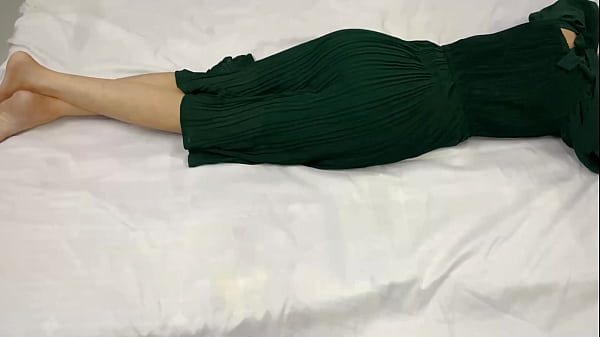 Saat Malam, Adik Tiri 18 Tahunku Sendirian Di Kamar, Aku Masuk Dan Memuaskan Hasratku Di Tubuhnya.
