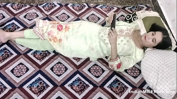Abang Ngewe Adik Tiri Sambil Nonton Cari* Di Hp, Suara Hindi Bikin Makin Panas