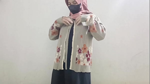 Gadis Hijab Main Timun Di Lubang Basahnya.