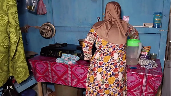 Ngentot Istri Temen Sendiri Pas Lagi Masak, Nikmat Banget