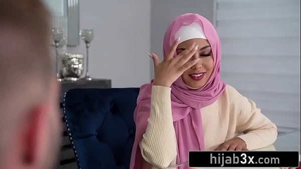 Tubuh Mungil Cantik Berhijab Digebukin Sambil Tetap Pakai Jilbab.